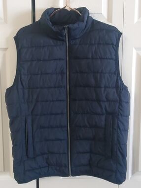 LUCKY BRAND NAVY LARGE VEST. WIND. RAIN. COKD RESISTANCE. INSULATED .